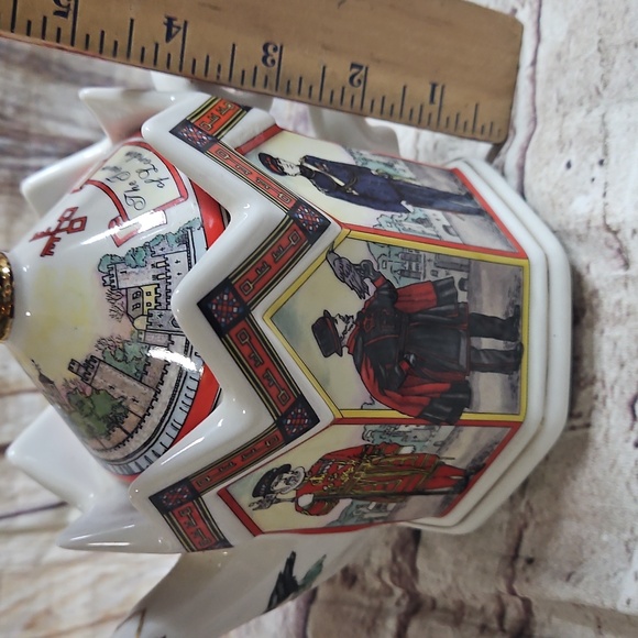 James Sadler England "The‎ Tower of London" Teapot lidded 1980's bone china - Picture 8 of 9